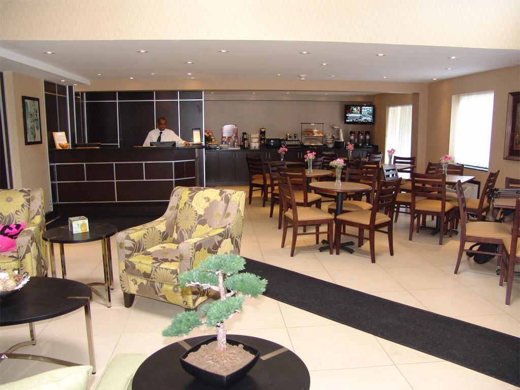 Comfort Inn East Scarborough โตรอนโต ร้านอาหาร รูปภาพ